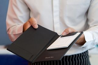 Chlapec vrátil nalezenou naditou peněženku majitelky italské restaurace. Ta pozvala jeho rodinu na večeři. Pak přinesla účet - Novinky